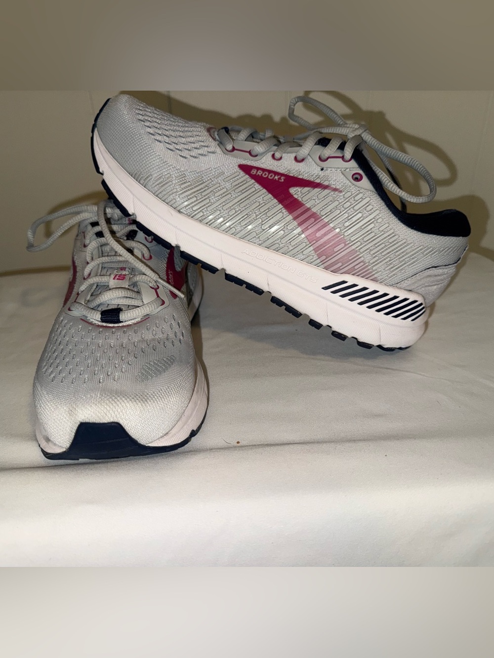 Size 8  Brooks Addiction GTS 15 Women's Size 8